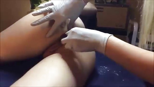 讨人喜欢的金发夏季布里勒在一个巨大的黑色迪克