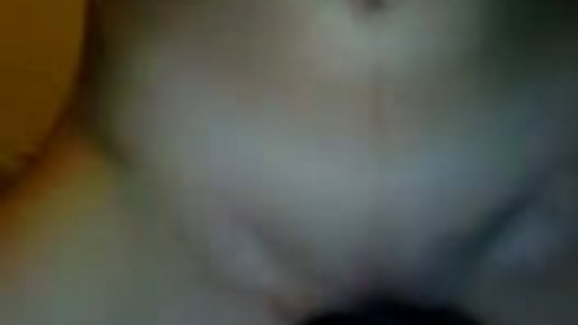 灵活的美女吸一个厚厚的迪克附近的游泳池和fucks