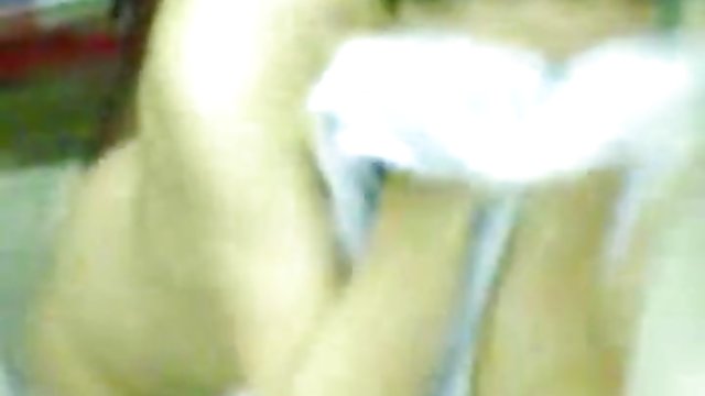 荡妇一直梦想着她的新朋友长得紧。把他拖到她的卧室,她像野猫一样扑向他