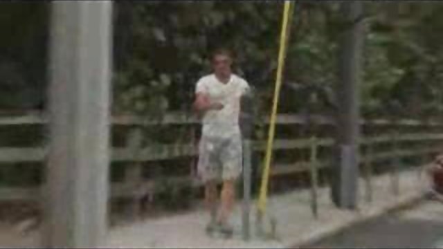 两个贪婪的男人与大成员搞砸金发在玫瑰花瓣