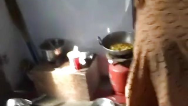 性感的布鲁内特试图吞下一个鸡巴