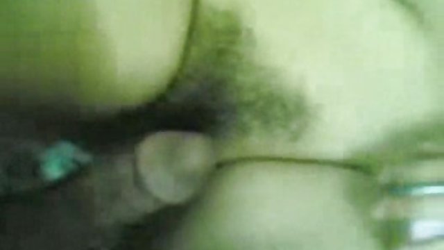 罗西克年轻的学生是惊人的。它完全包括的家伙的长迪克,迫使她流口水,大声喘息。那家伙把她放进去,但被炸得太棒了。