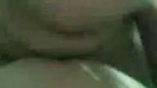 激情性感的黑发咬一个家伙的嘴唇,和他乱搞