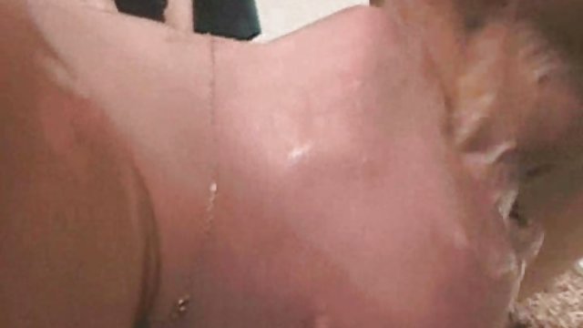 一个穿着格子裙的学生,在缺乏经验的粉红色嘴里吸了一个鸡巴,轻轻地吸吮,把男孩带到了高潮