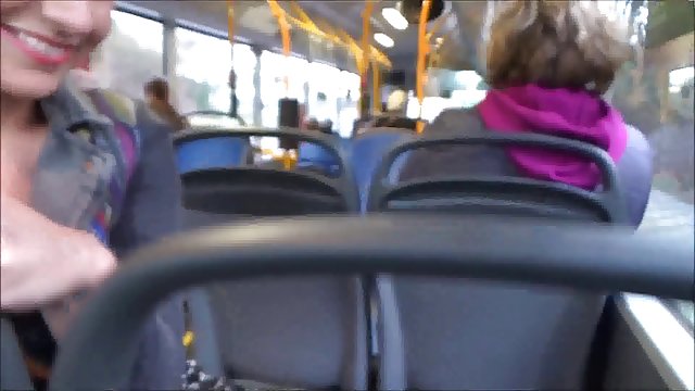 三个成熟的英国人上演了女同性恋表演