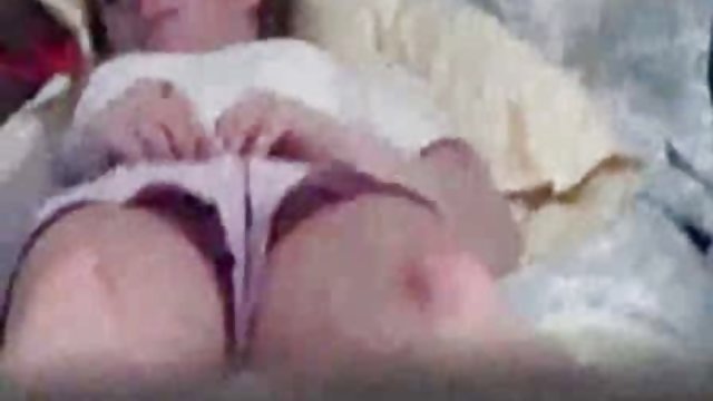 两个顽皮的小妞决定在床上闲逛