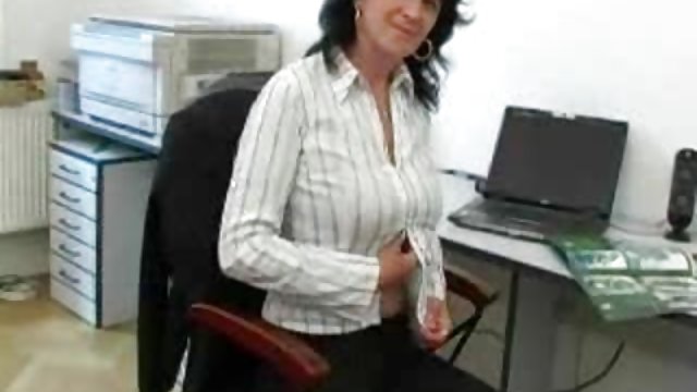 女孩乱搞肛门,并告诉她如何不给在屁小