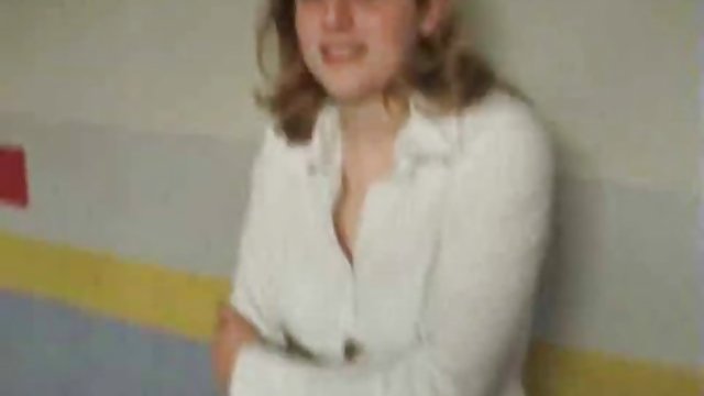那人在海滩上引诱了两个裸体主义者,并硬性地把歹徒从他们贪婪的缝隙中砍掉。
