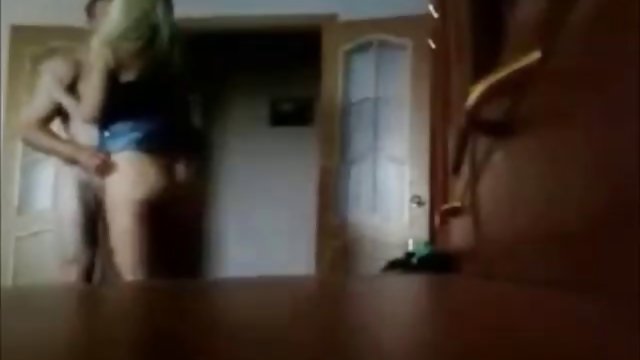 一个非常性感的黑发,好奇的想法拍摄他的性别在家里的摄像机上,他心爱的家伙,首先别致的手淫湿猫顽皮的手,然后乱搞他的海绵他的脂肪迪克