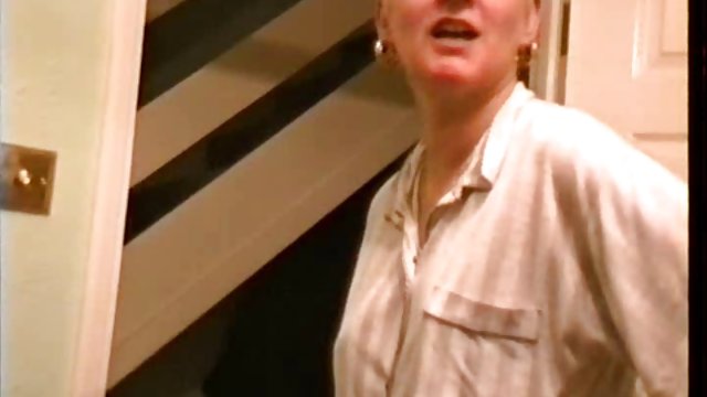 年轻的 瘦 白色 婴儿 乱搞 与 两个 黑人