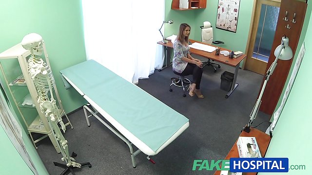 美丽的婊子吸了一个鸡巴到她的情人