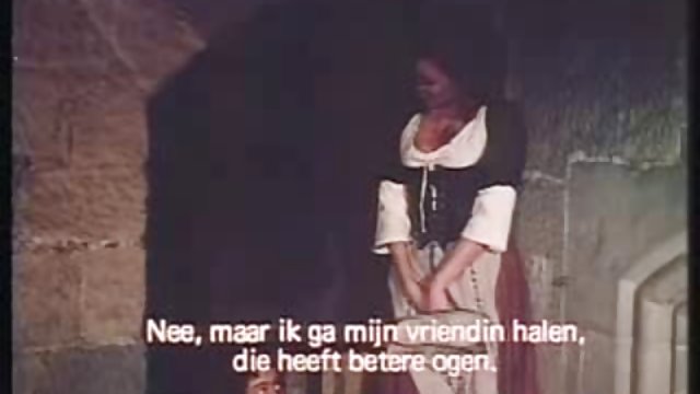 今晚的晚餐将是性,她愉快地吮吸阴茎,将年轻男子带到高潮,喝精子与快乐