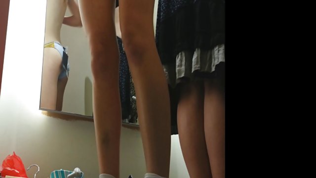 红头发的婴儿吸走了她的鸡巴,把她心爱的舌头下的皮毛